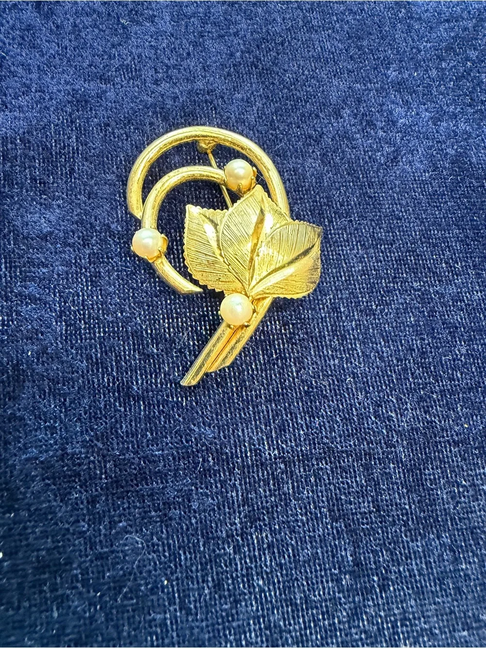 Vintage Pearl Gold Tone Leaf Circle Brooch